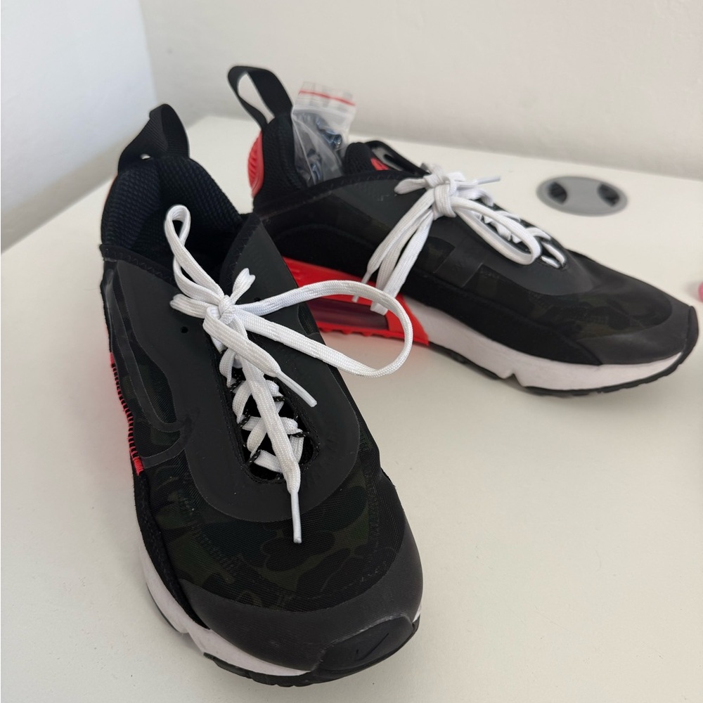 Nike Black and Red Women's Sneakers